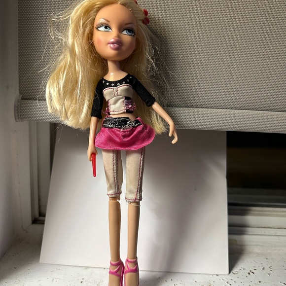 Bratz dolls - Picture 1 of 3